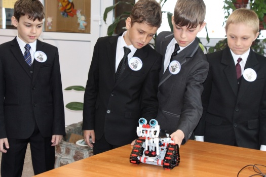 27 апреля 2016 года в Центре образования «Эврика» впервые состоялся краевой LEGO-турнир среди обучающихся образовательных организаций Камчатского края «LEGO-умники» 5
