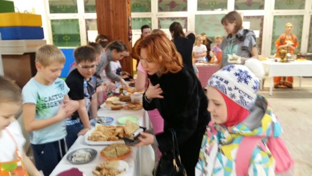 ​Благотворительную ярмарку блинов в пользу подопечных фонда "Спаси жизнь" провели в центре образования «Эврика». 6