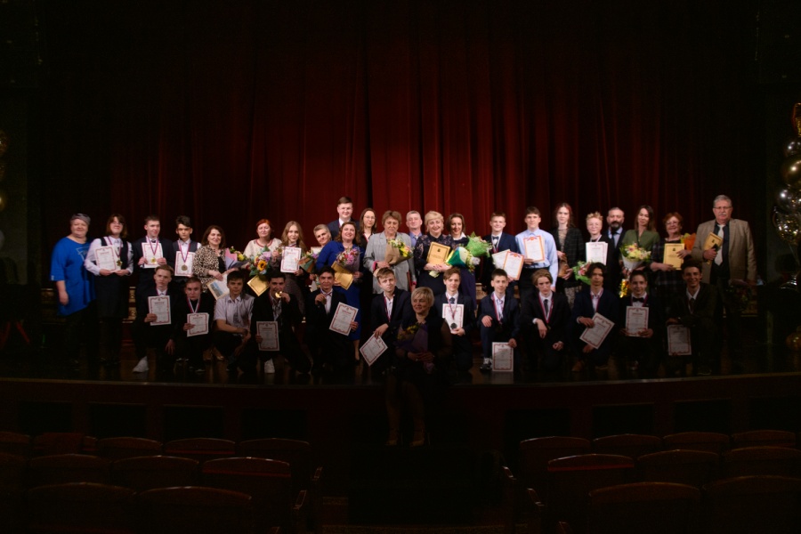 В Театре драмы и комедии состоялась торжественная церемония награждения победителей и призёров регионального и заключительного этапов Всероссийской олимпиады школьников Камчатского края 2020/2021.