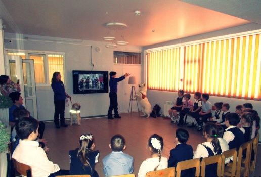 Кинологи МЧС провели познавательные  занятия с учениками Центра образования "Эврика" 0