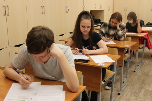 ​Участники Малой краевой олимпиады 23 и 24 марта  выполняли задания  по русскому языку и праву. 2