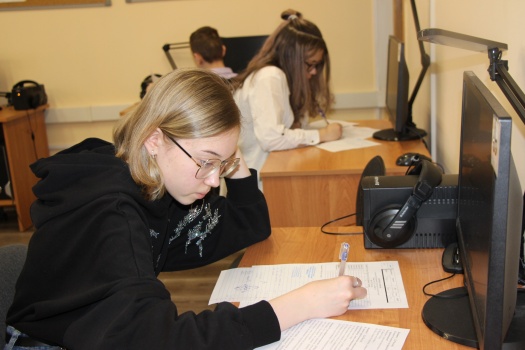 ​Участники Малой краевой олимпиады 23 и 24 марта  выполняли задания  по русскому языку и праву. 4