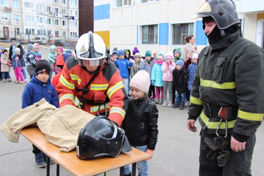​На открытой площадке в Центре образования сотрудники МЧС по Камчатскому краю провели инструктаж по технике безопасности для обучающихся и воспитанников. 8