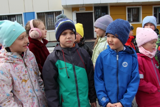 ​На открытой площадке в Центре образования сотрудники МЧС по Камчатскому краю провели инструктаж по технике безопасности для обучающихся и воспитанников. 4