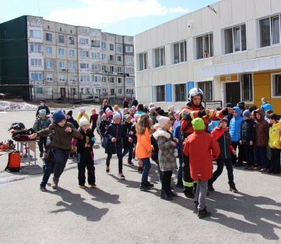 ​На открытой площадке в Центре образования сотрудники МЧС по Камчатскому краю провели инструктаж по технике безопасности для обучающихся и воспитанников. 0