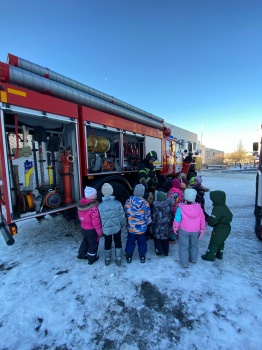 Для дошколят приезд пожарных в детский сад стал настоящим сюрпризом. 2